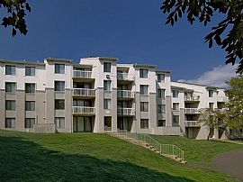 2 Bd/2 Bath Sunny Eat-In Kitchens! Spaci in Vienna, VA