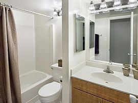 2 Bd/2 Bath Sunny Eat-In Kitchens! Spaci in Vienna, VA (Photo 3 of 5)