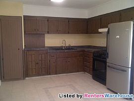 Tile Flooring! Upgraded Lg. Bath! Expa in Phoenix, AZ (Photo 3 of 5)