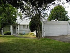 Light and Bright Beaumont Home with Garage in Portland, OR (Photo 2 of 2)