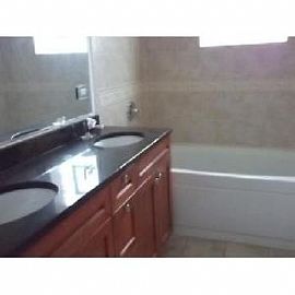 Beautiful 2 Br 2 Ba Condo in Chicago, IL (Photo 3 of 5)