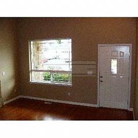 Exquisite Home with 6 Bedrooms Plus Bonu in Puyallup, WA (Photo 2 of 5)