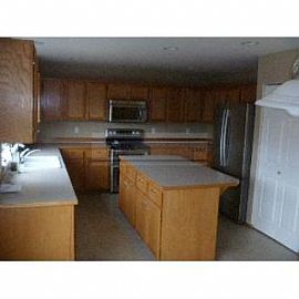 Exquisite Home with 6 Bedrooms Plus Bonu in Puyallup, WA (Photo 3 of 5)