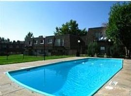 2 Bd/1 Bath Walking Distance to Rtd! in Denver, CO (Photo 4 of 5)