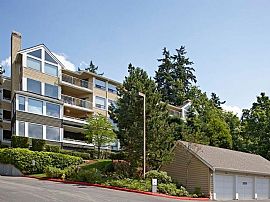 2 Bd/2 Bath Enjoy Views of Lake Washingt in Houghton, WA (Photo 2 of 5)