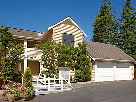 2 Bd/2 Bath Enjoy Views of Lake Washingt in Houghton, WA (Photo 5 of 5)