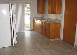 2 Bed 1 Bath in Fourplex! in Stockton, CA (Photo 2 of 5)