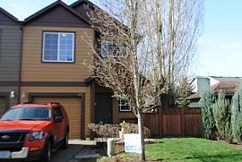  Bright and Cheery Town Home Close to N in Aloha, OR