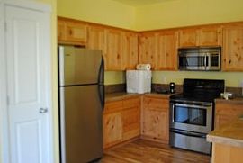  Bright and Cheery Town Home Close to N in Aloha, OR (Photo 3 of 5)