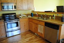  Bright and Cheery Town Home Close to N in Aloha, OR (Photo 4 of 5)