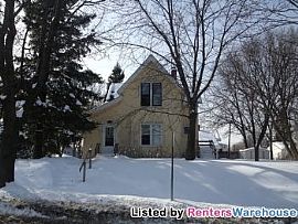 Spacious 2 Bedroom Lower Duplex Availabl in Saint Paul, MN