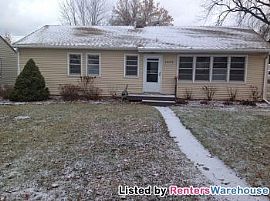 Large 2200 Squ. Ft. 4 Bedroom- Backs Up in Little Canada, MN