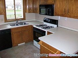 Very Clean 2bd/1.5ba Townhouse! in Coon Rapids, MN (Photo 2 of 5)