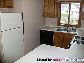 Very Clean 2bd/1.5ba Townhouse! in Coon Rapids, MN (Photo 3 of 5)