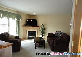 Oakdale Townhome! in Landfall Village, MN (Photo 3 of 5)