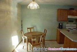 Oakdale Townhome! in Landfall Village, MN (Photo 4 of 5)