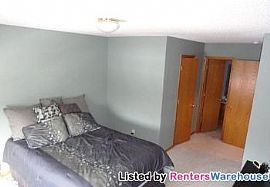 Oakdale Townhome! in Landfall Village, MN (Photo 5 of 5)