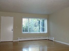 1 Bd/1 Bath Come Home to Uptown at Lake in Lake Grove, OR (Photo 2 of 5)