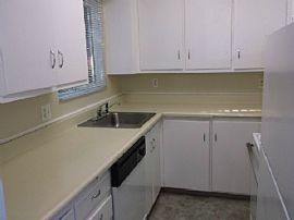 1 Bd/1 Bath Come Home to Uptown at Lake in Lake Grove, OR (Photo 3 of 5)