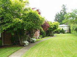 1 Bd/1 Bath Come Home to Uptown at Lake in Lake Grove, OR (Photo 5 of 5)