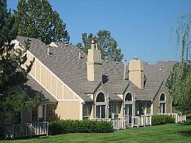 Pool, Spa, Fitness Center, and On-Site L in Lenexa, KS