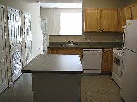 2 Bedroom Townhome $915 in Cleveland, OH (Photo 2 of 5)