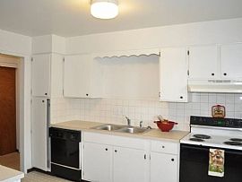 2 Bd/1 Bath Great Location in Spokane, D in Manito, WA (Photo 2 of 5)