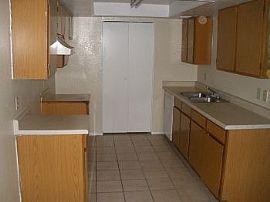 Lovely 3br/2ba Townhome in Phoenix, AZ (Photo 2 of 5)