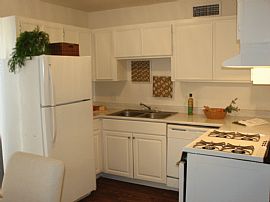 2 Bd/1 Bath Affordable Living in a Great in Glendale, AZ (Photo 3 of 5)