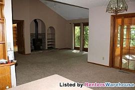 3+ Br Home Near Woodsy Stillwater/lake E in Oak Park Heights, MN (Photo 4 of 5)