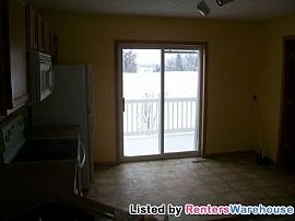 Beautiful 2bd/1.5ba Townhouse!! in Cambridge, MN (Photo 2 of 5)
