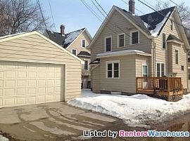 Spacious 2+ Bed Minneapolis Home Near 35 in Minneapolis, MN