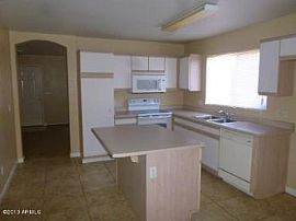 3 Bed, 1342 Sqft, $995 in Mesa, AZ (Photo 3 of 5)