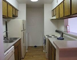 2 Bd/2 Bath Free Rent! Plus a Free Mov in Houston, TX (Photo 4 of 5)