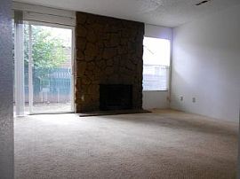 Spacious Townhome with Garage on Cul-De- in Tualatin, OR (Photo 2 of 5)