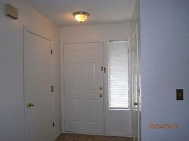 Gorgeous Corner Lot Duplex - Section 8 O in Sacramento, CA (Photo 3 of 5)