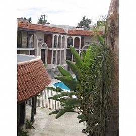 Spacious and Quiet Townhouse in Tarzana, CA (Photo 3 of 5)