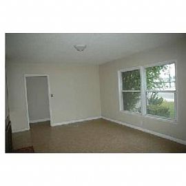 Spacious 3bd/1bth+den Single Family Home in North Hollywood, CA (Photo 2 of 5)