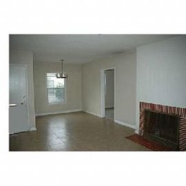 Spacious 3bd/1bth+den Single Family Home in North Hollywood, CA (Photo 4 of 5)