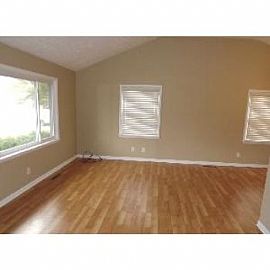 Plenty of Amenities on Quiet Street in Columbus, OH (Photo 2 of 5)