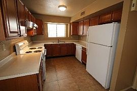 Charming 3br/2ba with Community Amenities! in Phoenix, AZ (Photo 2 of 5)