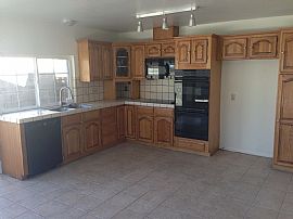 3 Bedroom/2 Bathroom House For Rent in Palmdale, CA (Photo 3 of 7)