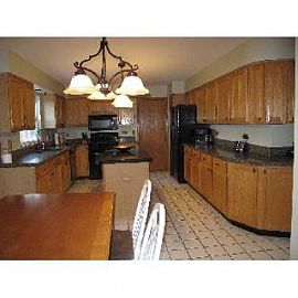 Absolutely Gorgeous 4br 2 5ba Home By Th in Gages Lake, IL (Photo 4 of 5)