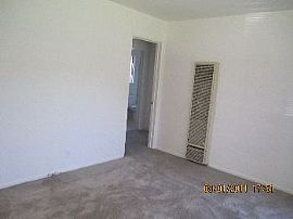Spacious 1 Bedroom 1 Bath with Shared Gara in Burbank, CA (Photo 4 of 5)