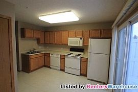 Beautiful Two Level Townhome in Blaine in Blaine, MN (Photo 2 of 5)