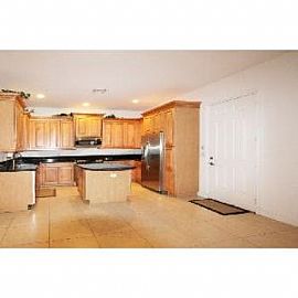 Gorgeous 3bd/2 5ba Townhome with Stainless in Boca Raton, FL (Photo 3 of 5)