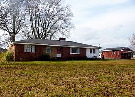 3 Br Ranch W/updates and More on 1+ Acres! in Eagle Rock, NC
