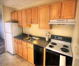 2 Bedroom 5 Minutes to Salem! in Salem, MA (Photo 2 of 5)