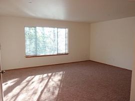 Townhouse in South Everett in Eastmont, WA (Photo 4 of 5)