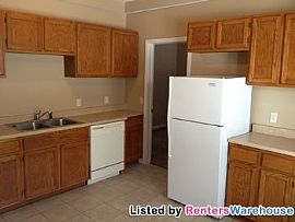 2 Bedroom 1 Bathrom Duplex Near Downtown in Saint Cloud, MN (Photo 2 of 5)